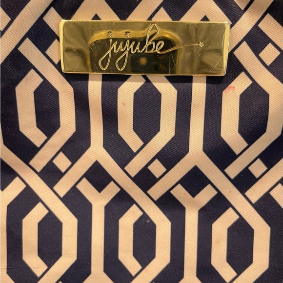 Jujube Diaper Bag 
Geometric Design Top Handle
Adj.Shoulder Strap
Excellent cond - Picture 8 of 10